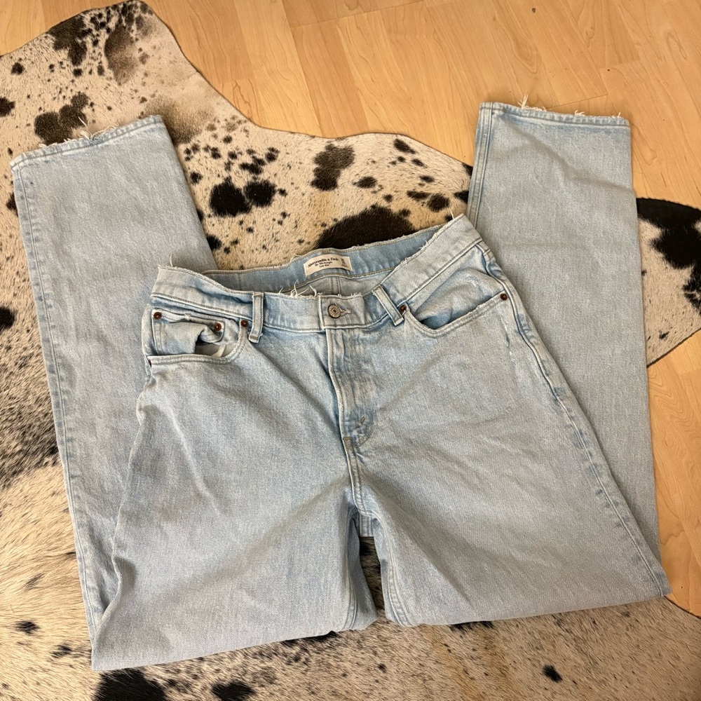 ABERCROMBIE & FITCH The 90’s Straight Low Rise Jeans Light Wash Size 10/30‎ Long